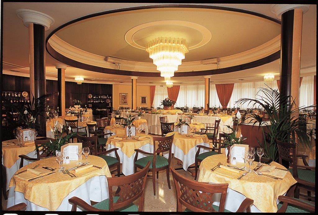Hotel Terme Imperial Montegrotto Terme Restoran fotoğraf